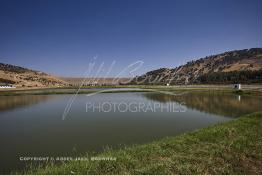 Image du Maroc Professionnelle de  Le barrage Oued El Makhazine, conçu pour le développement et  l'irrigation du périmètre du Loukkos. Ainsi les champs situés dans le triangle Ksar El Kébir, Larache, Moulay Bouselham profitent de cette infrastructure. Cette importante réalisation située sur El Oued Loukkos sert à la régularisation inter annuelle des débits tout en formant une protection contre les crues, au Jeudi 1er Septembre 2005 à cette datte le barrage dispose 309 Million de M3. (Photo / Abdeljalil Bounhar) 